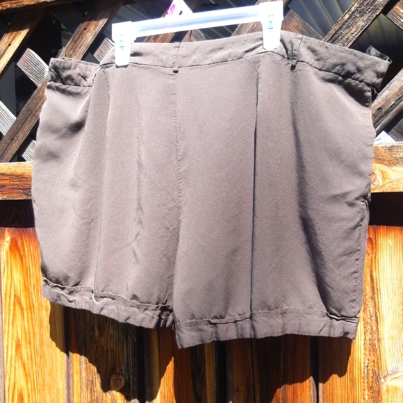 Forever 21 Forest Green loose fit shorts - Picture 7 of 7